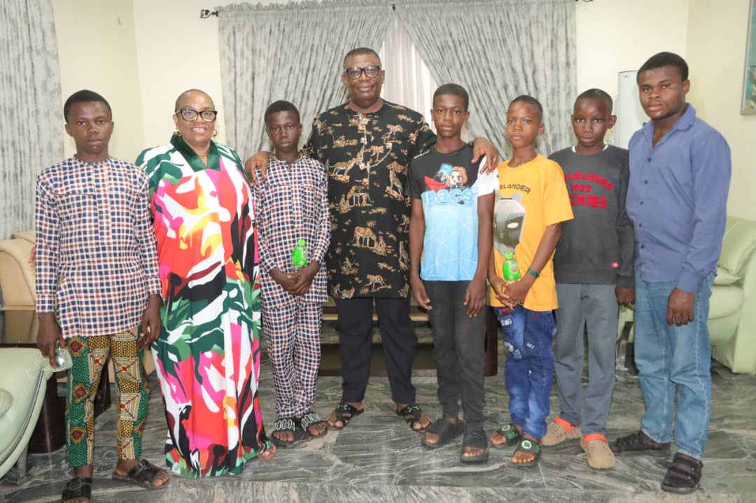 Thanksgiving Mass: Senator Akobundu Adopts Altar Servers..