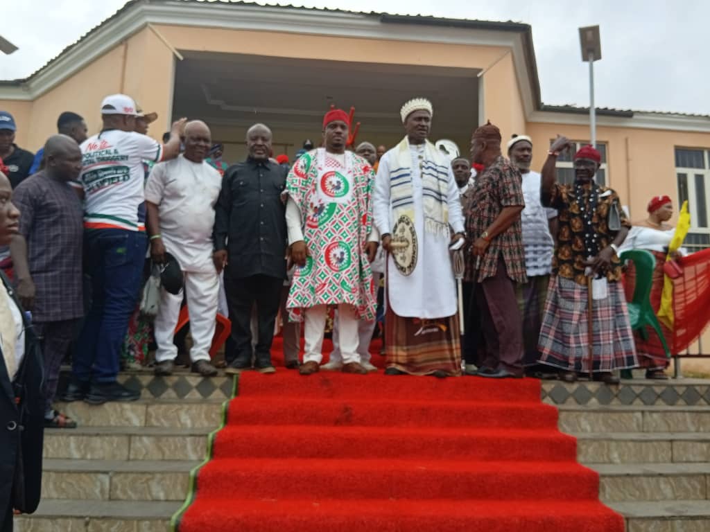 MAYOR OF AROCHUKWU. PROF. OKEREKE EZE ARU JOINS LABOUR PARTY LEADERS TO WELCOME PRESIDENTIAL CANDIDATE TO AROCHUKWU LOCAL GOVERNMENT AREA